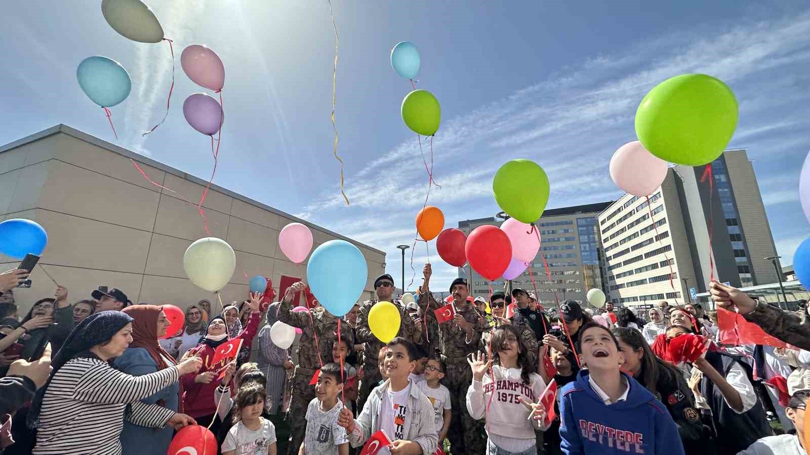 Polisler, tedavi g&ouml;ren &ccedil;ocukların bayramını kutladı
