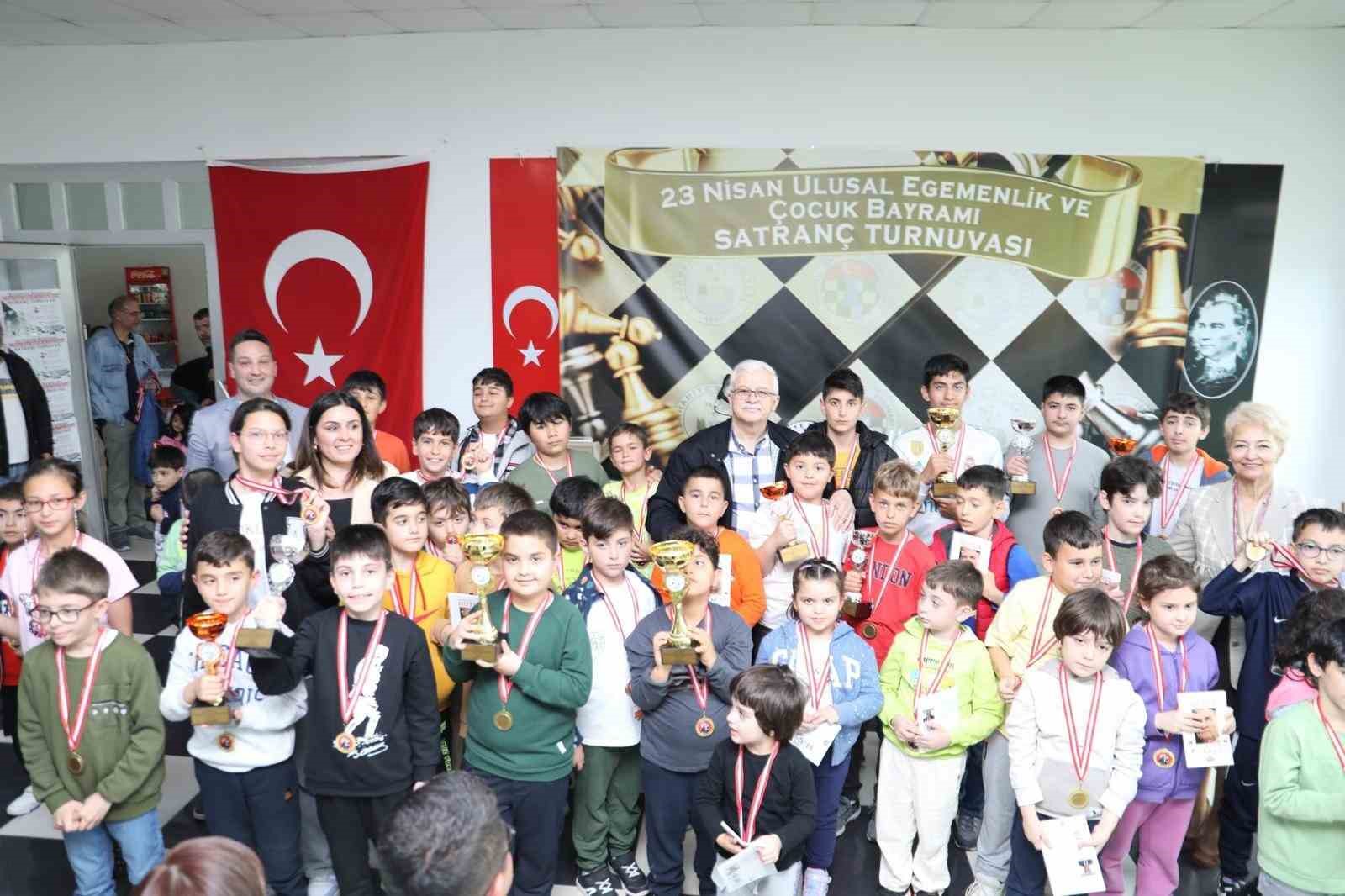 Burhaniye Belediyesi 23 Nisan Ulusal Egemenlik ve &Ccedil;ocuk Bayramı Satran&ccedil; Turnuvası yapıldı
