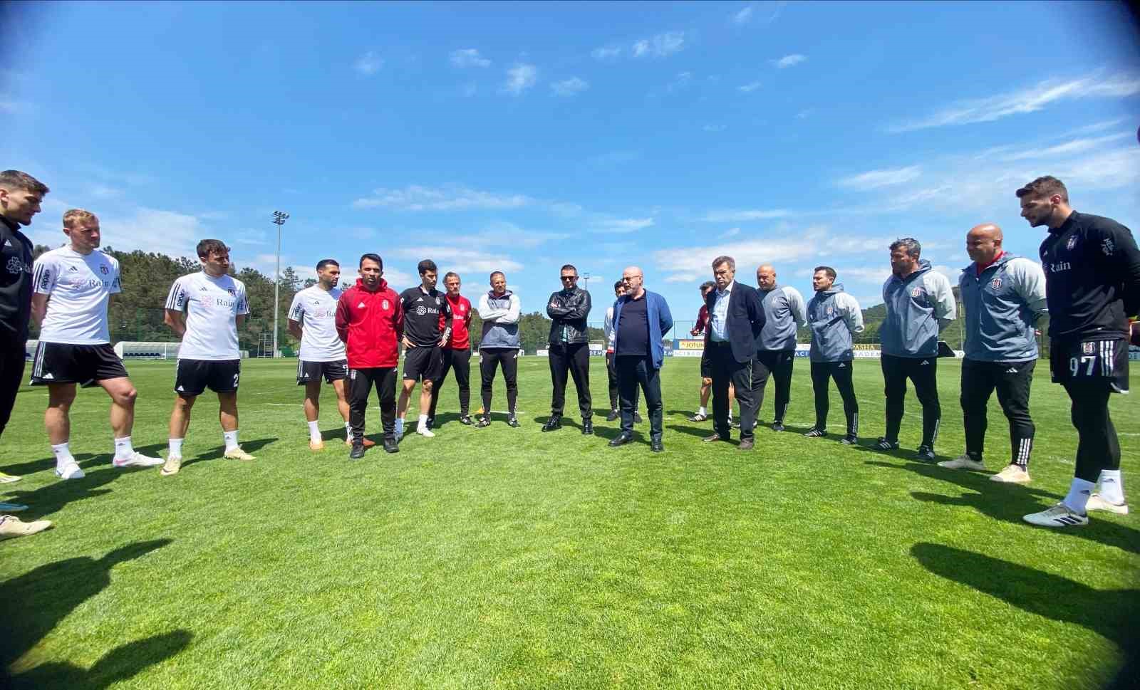 Beşiktaşlı yöneticiler, futbol A takımıyla buluştu
