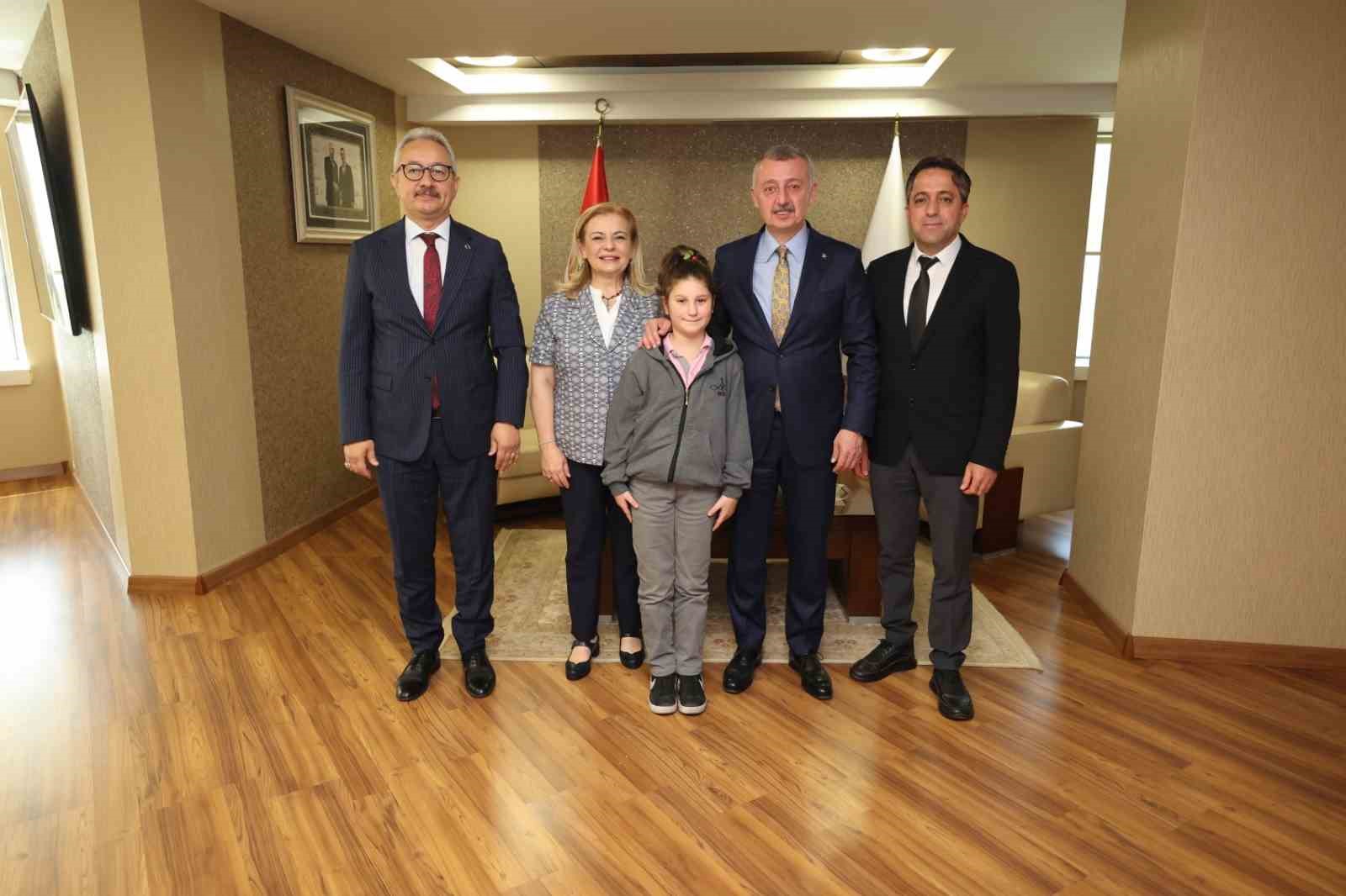 Başkan koltuğuna oturan Sahra’nın ilk talimatı bakın ne oldu
