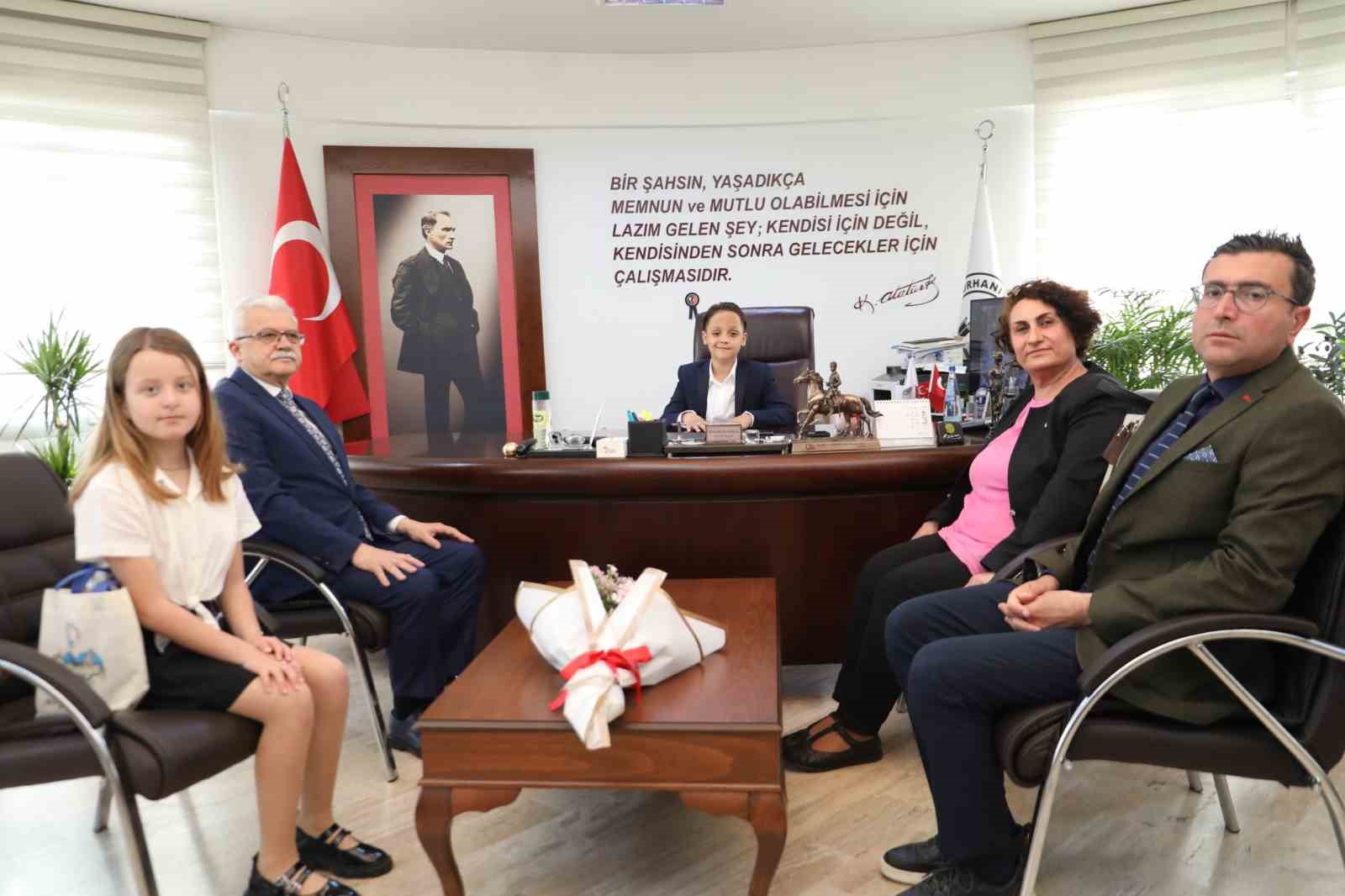 Burhaniye&rsquo;de &ccedil;ocuk başkan makamı devraldı
