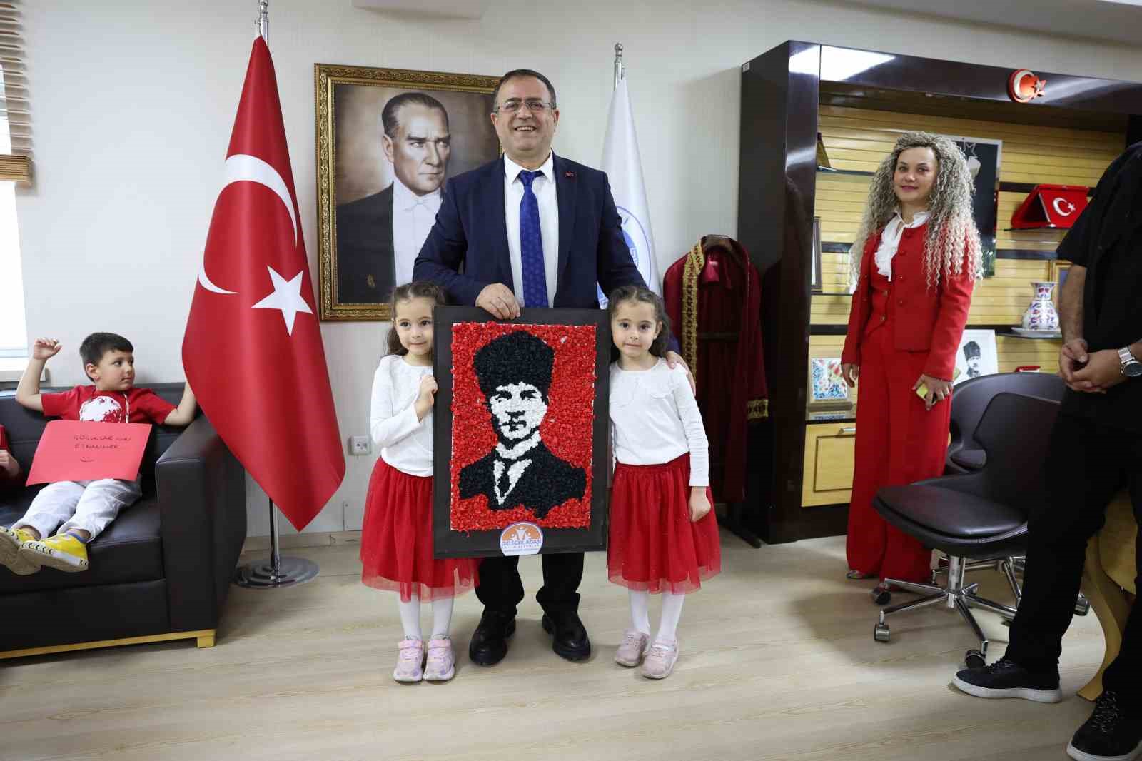 Çocuklar bayram mutluluğunu okudukları şiirlerle paylaştı

