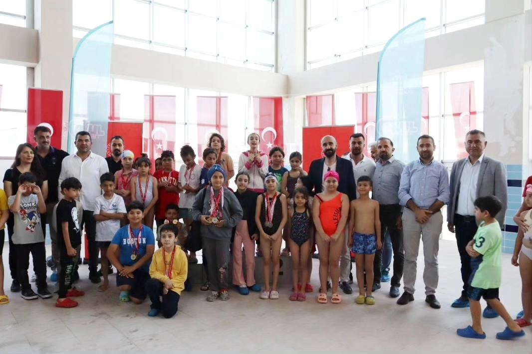 Osmaniye’de okullar arası minikler yüzme yarışması şampiyonları belli oldu
