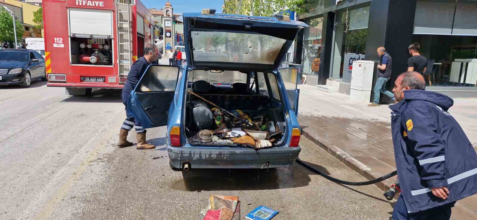Alaca&rsquo;da park halinde otomobil yandı
