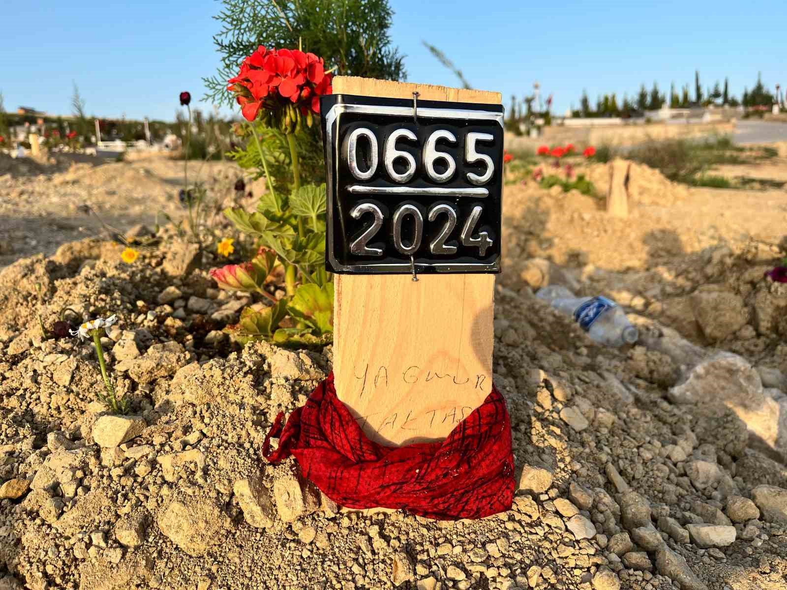 ABD’de evde ölü bulunan sosyal medya fenomeni Adana’da defnedildi