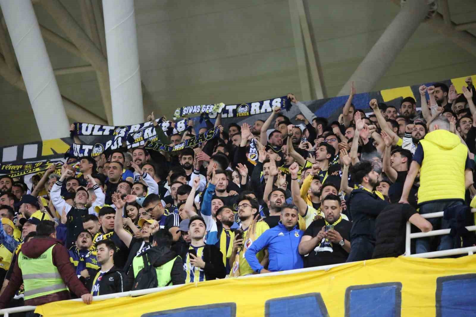 Fenerbahçeli taraftarlar takımını yalnız bırakmadı
