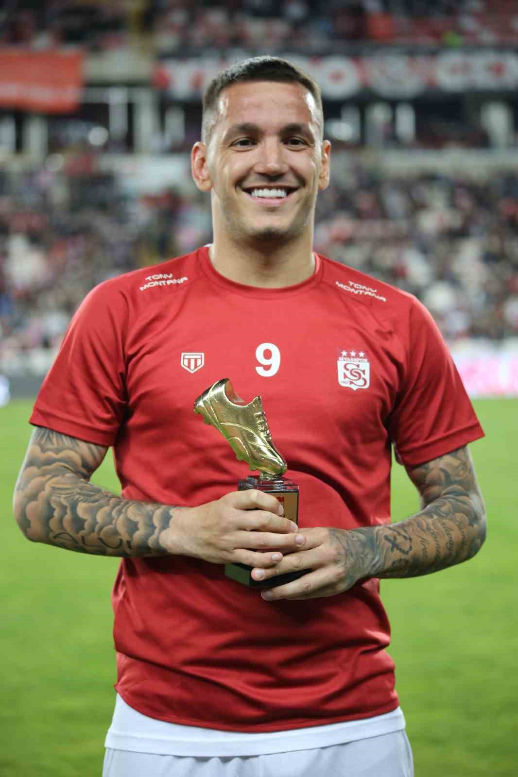 Sivasspor’un golcüsü Rey Manaj’a plaket
