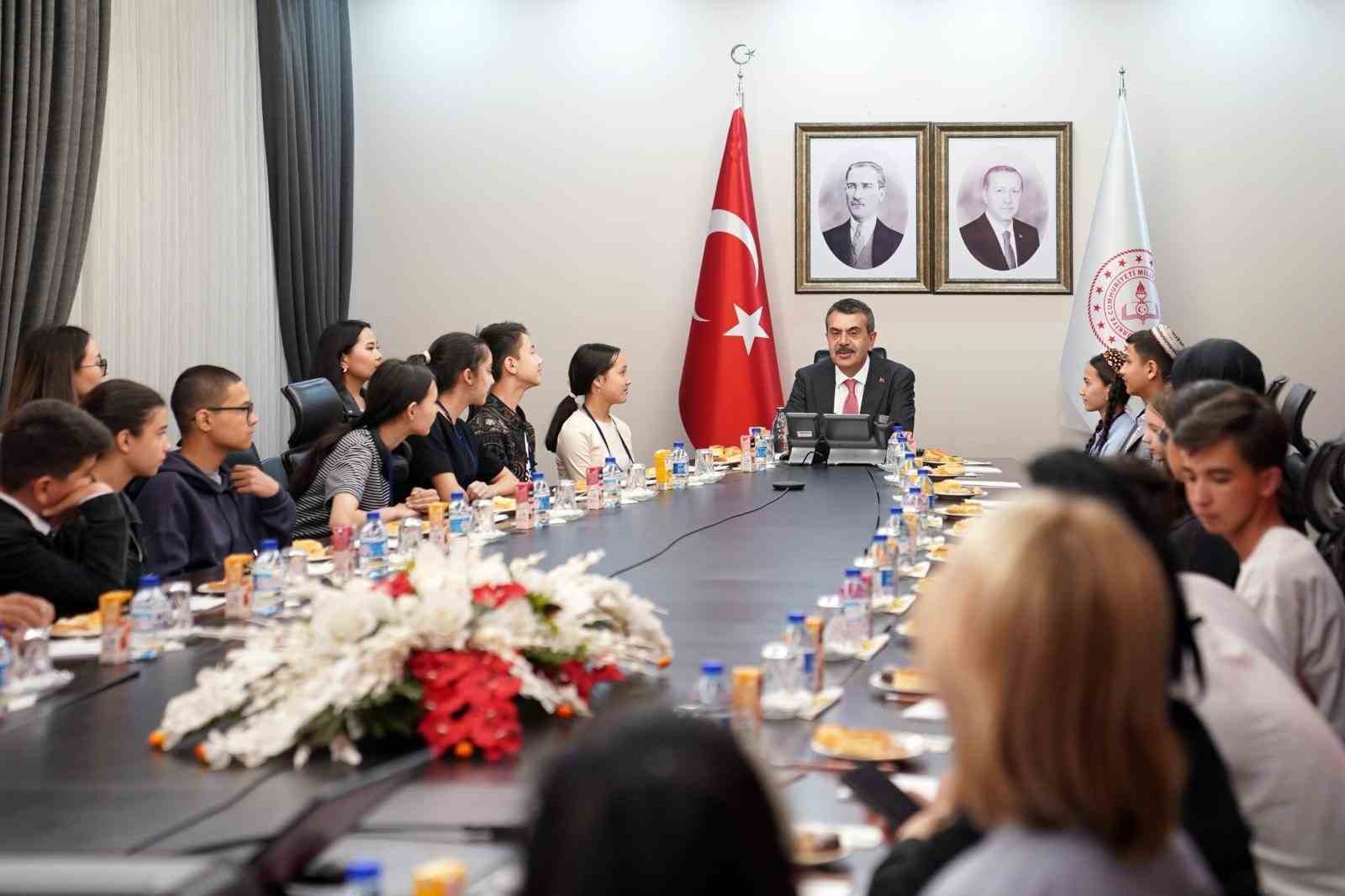Milli Eğitim Bakanı Tekin, Türki Cumhuriyetler’den gelen çocukları kabul etti
