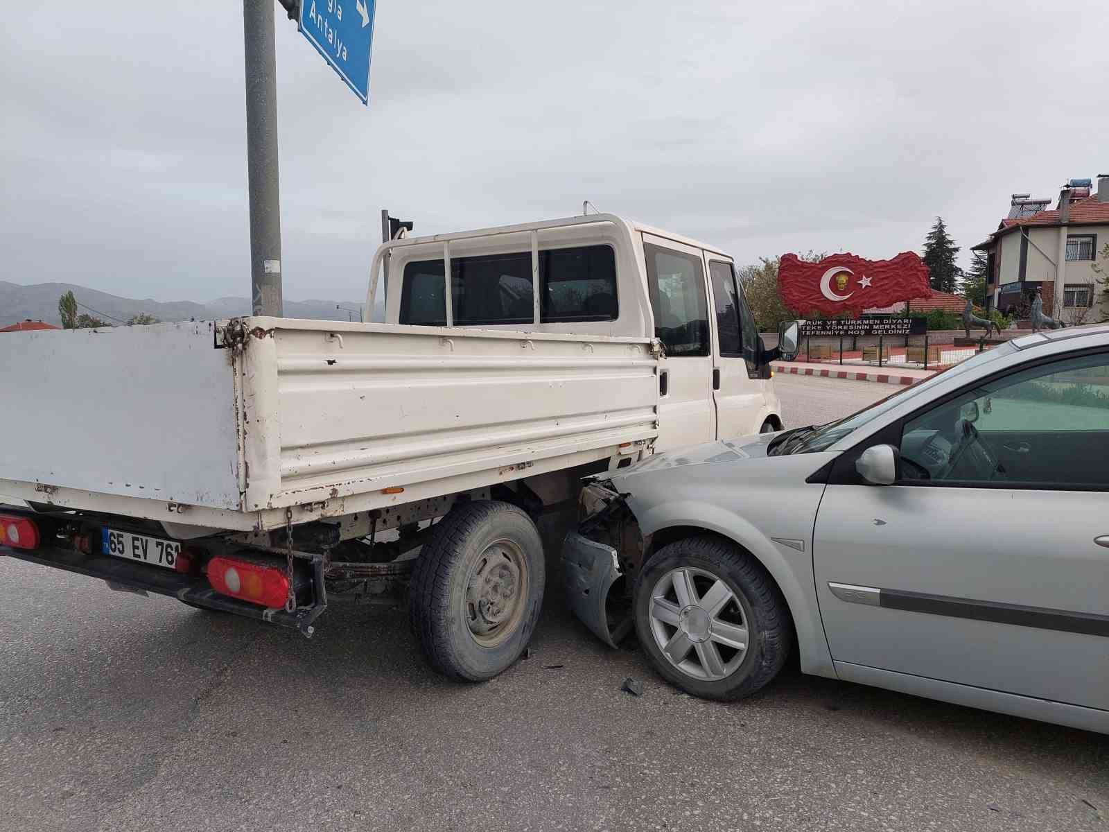 Burdur’da kırmızı ışık ihlali yapan ehliyetsiz sürücü kazaya neden oldu
