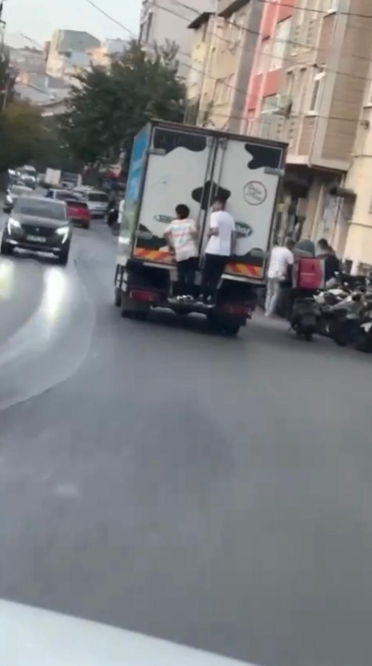 İstanbul’da şoke eden tehlikeli yolculuklar kamerada: Çocukların canını hiçe sayıp taşıdılar
