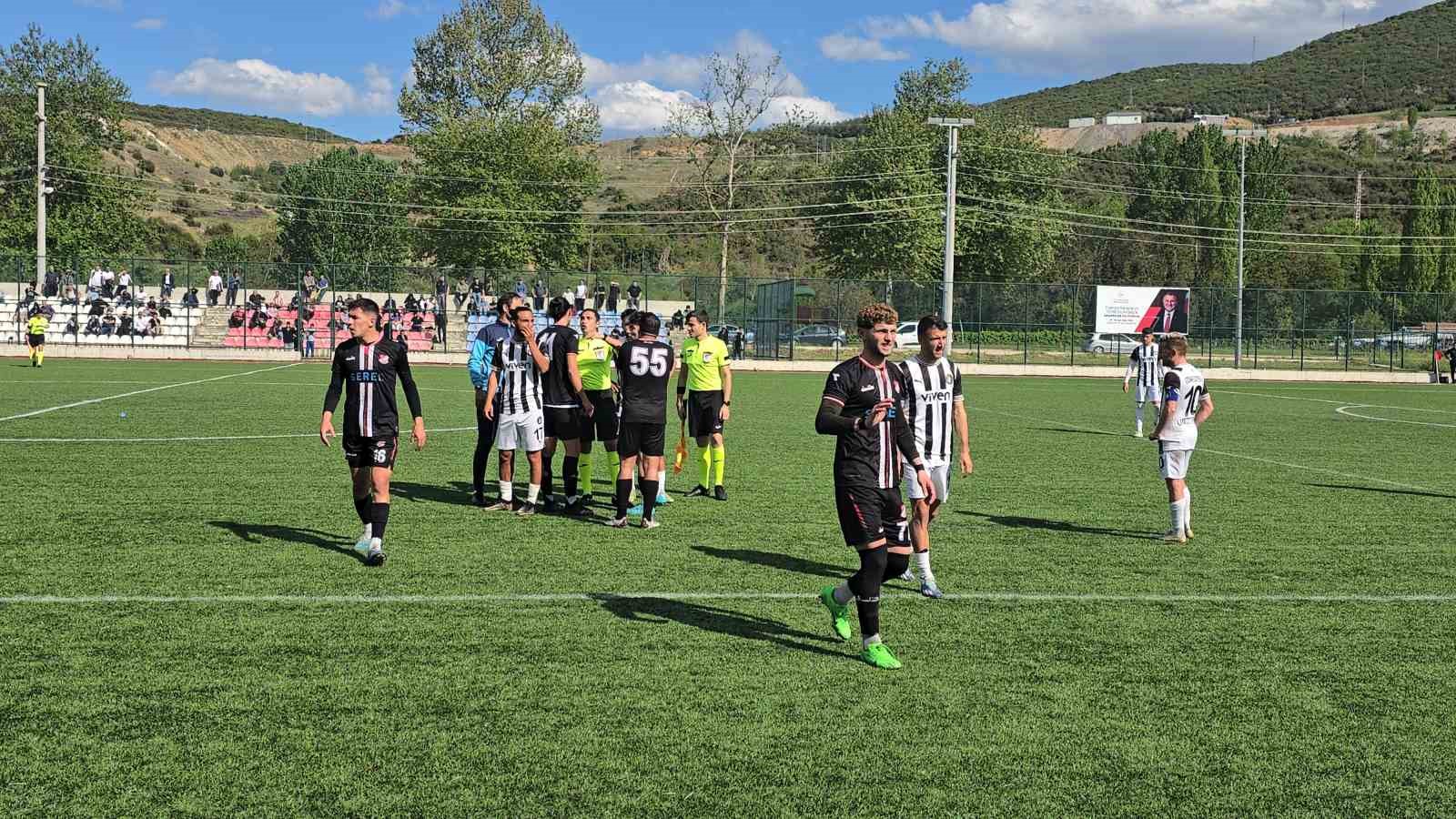 Saha içi bir anda karıştı, futbolcular tekme tokat birbirine girdi
