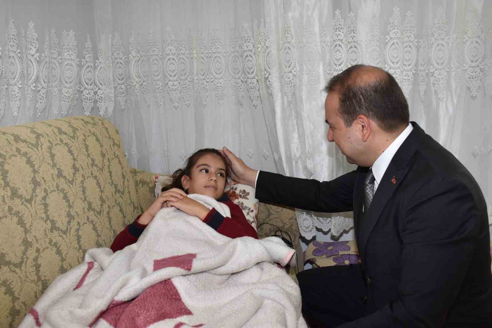 Aydın İl Sağlık Müdürü Şenkul 23 Nisan’da hasta çocukları unutmadı
