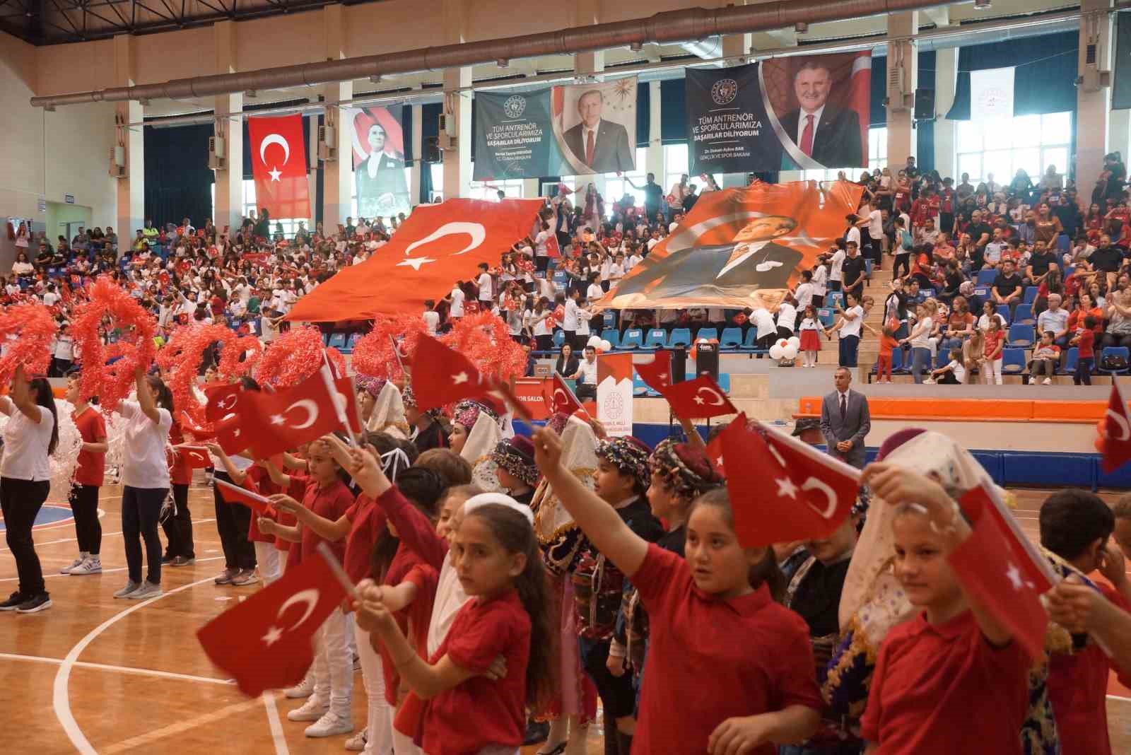 Aydın’da 23 Nisan coşkusu kapalı spor salonunda yaşandı
