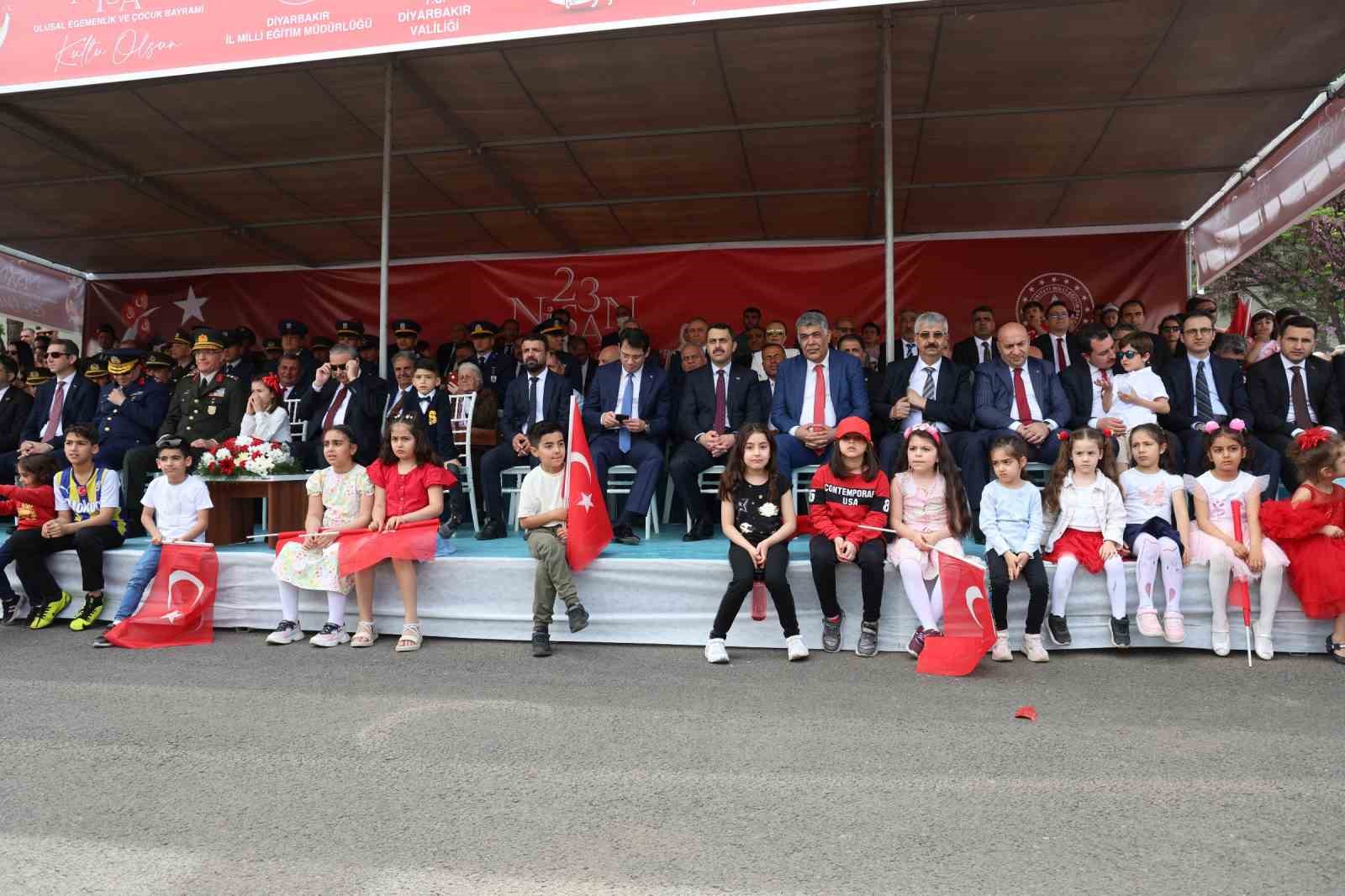 Diyarbakır’da 23 Nisan kutlamalarında Fatih Sultan Mehmet, Ali Gaffar Okkan ve Naim Süleymanoğlu canlandırıldı
