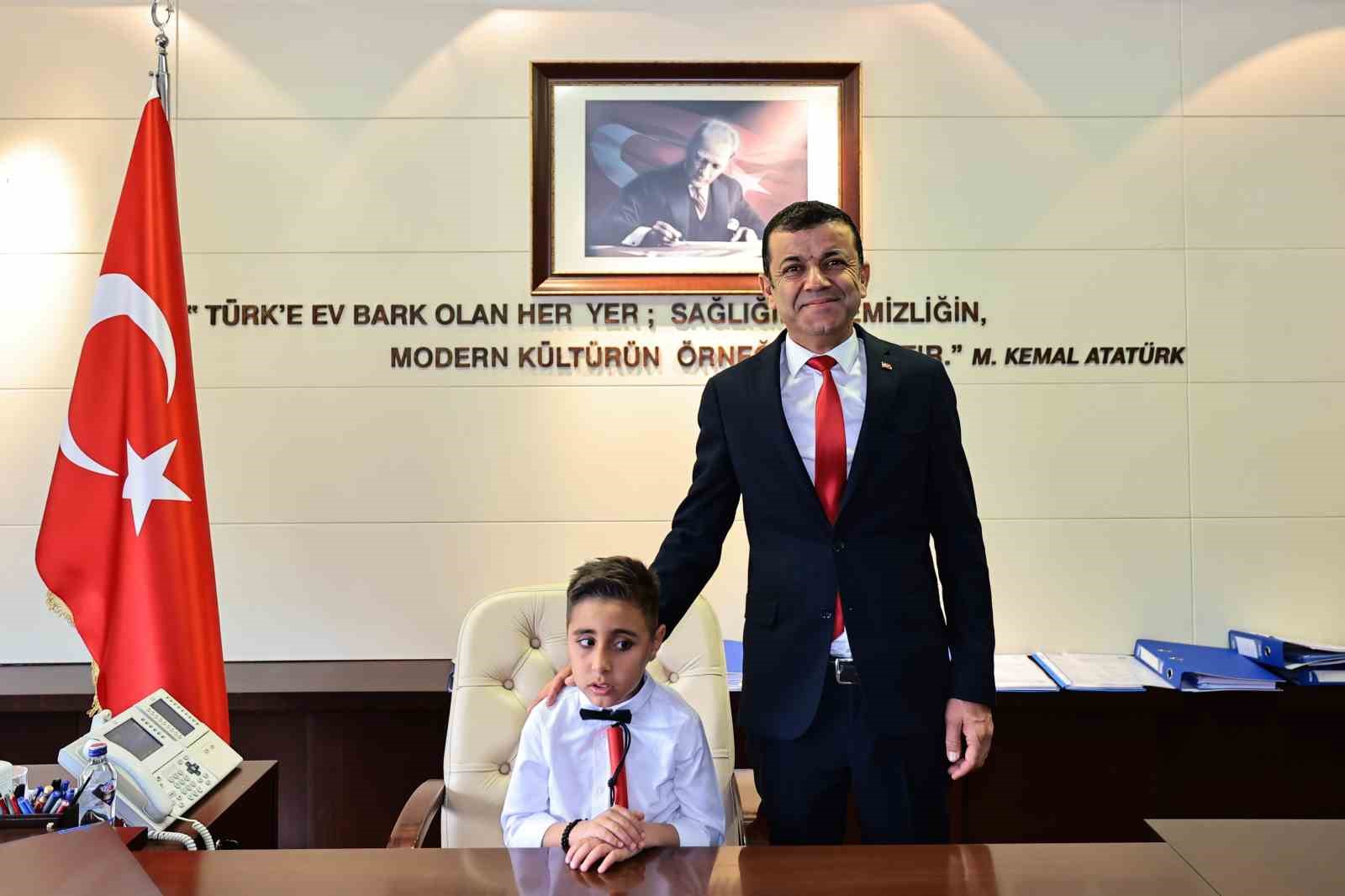 Başkan Çavuşoğlu koltuğunu özel çocuklara devretti
