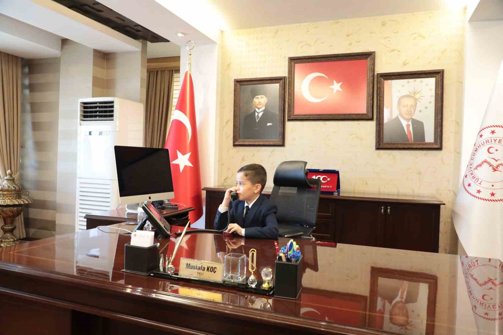 Ağrı’da Vali Mustafa Koç, koltuğunu 2’nci sınıf öğrencisine devretti

