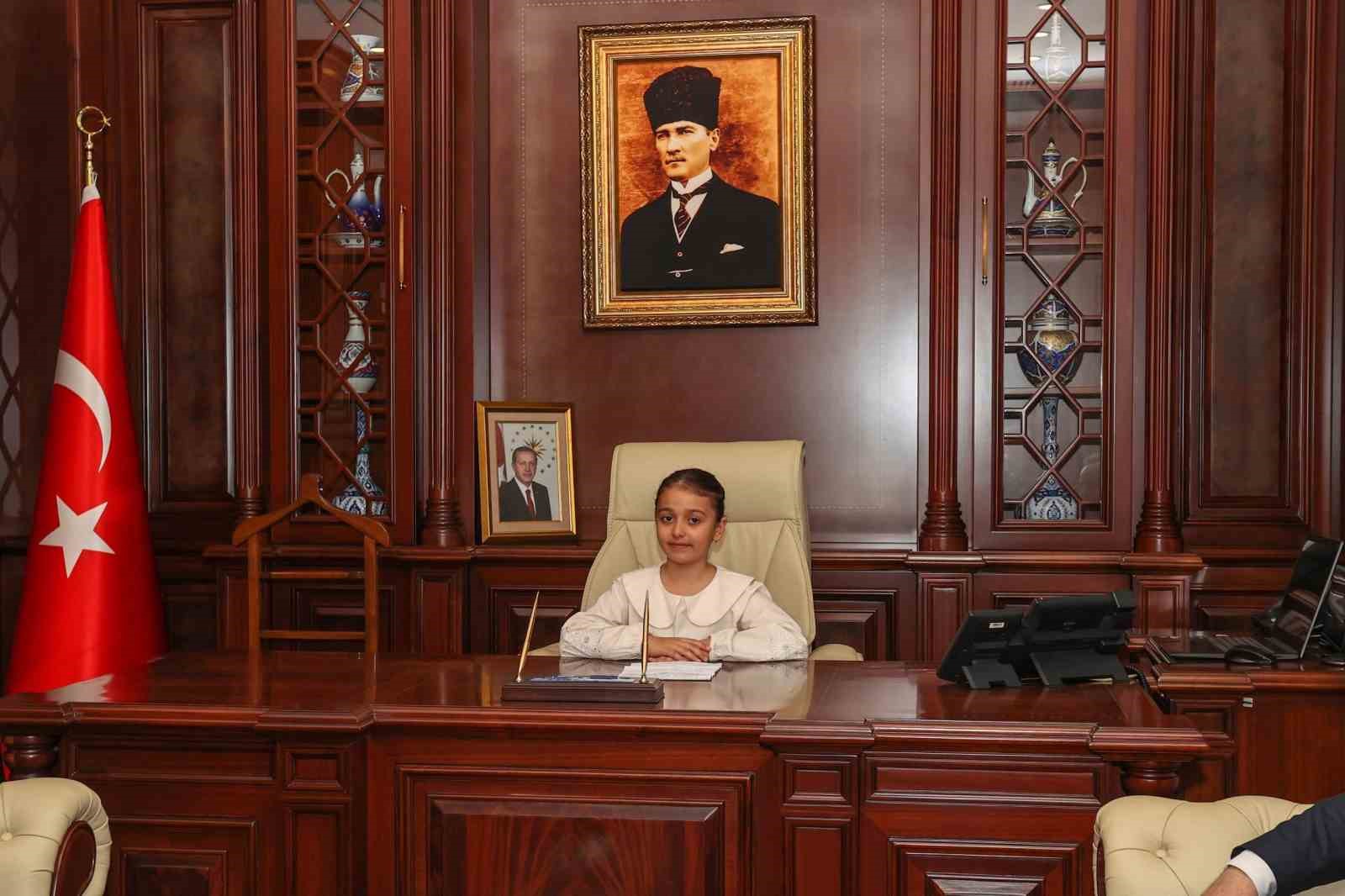 Bursa’nın çocuk valisi makamına oturdu
