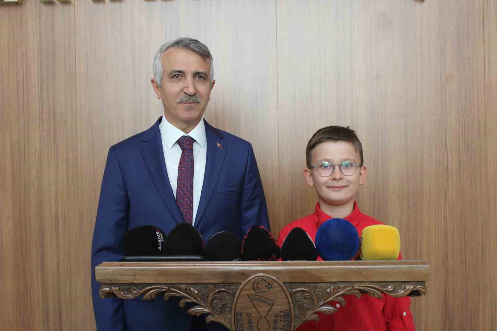 Kahramanmaraş’ın minik valisi Samray: "Ukrayna ve Filistin’de çocuklar bayramı kutlayamıyor"
