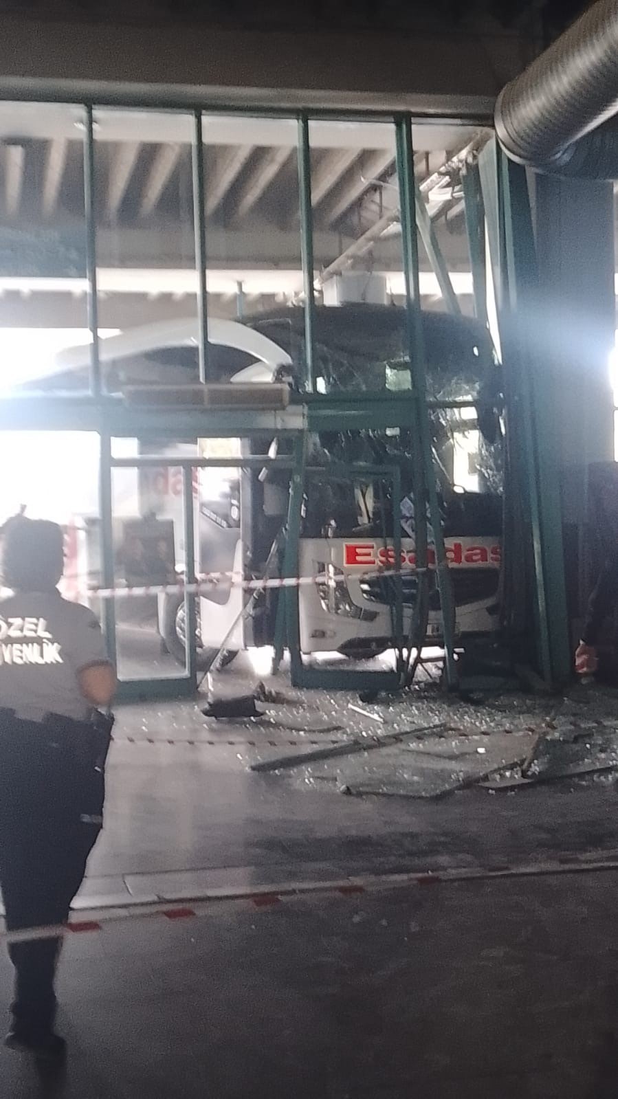 İzmir’de freni boşalan otobüs yolcu bekleme alanına çarparak durabildi
