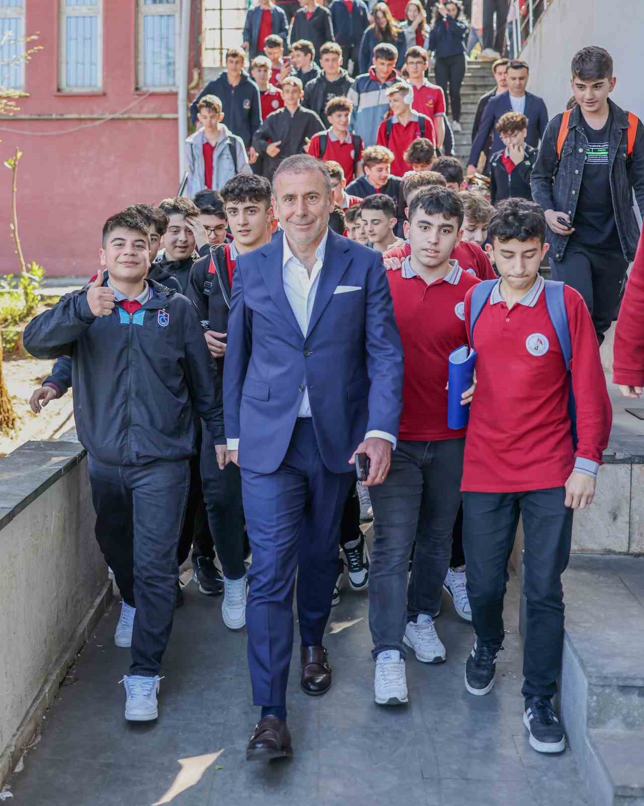 Trabzonspor Teknik Direktörü Abdullah Avcı, öğrencilerle bir araya geldi
