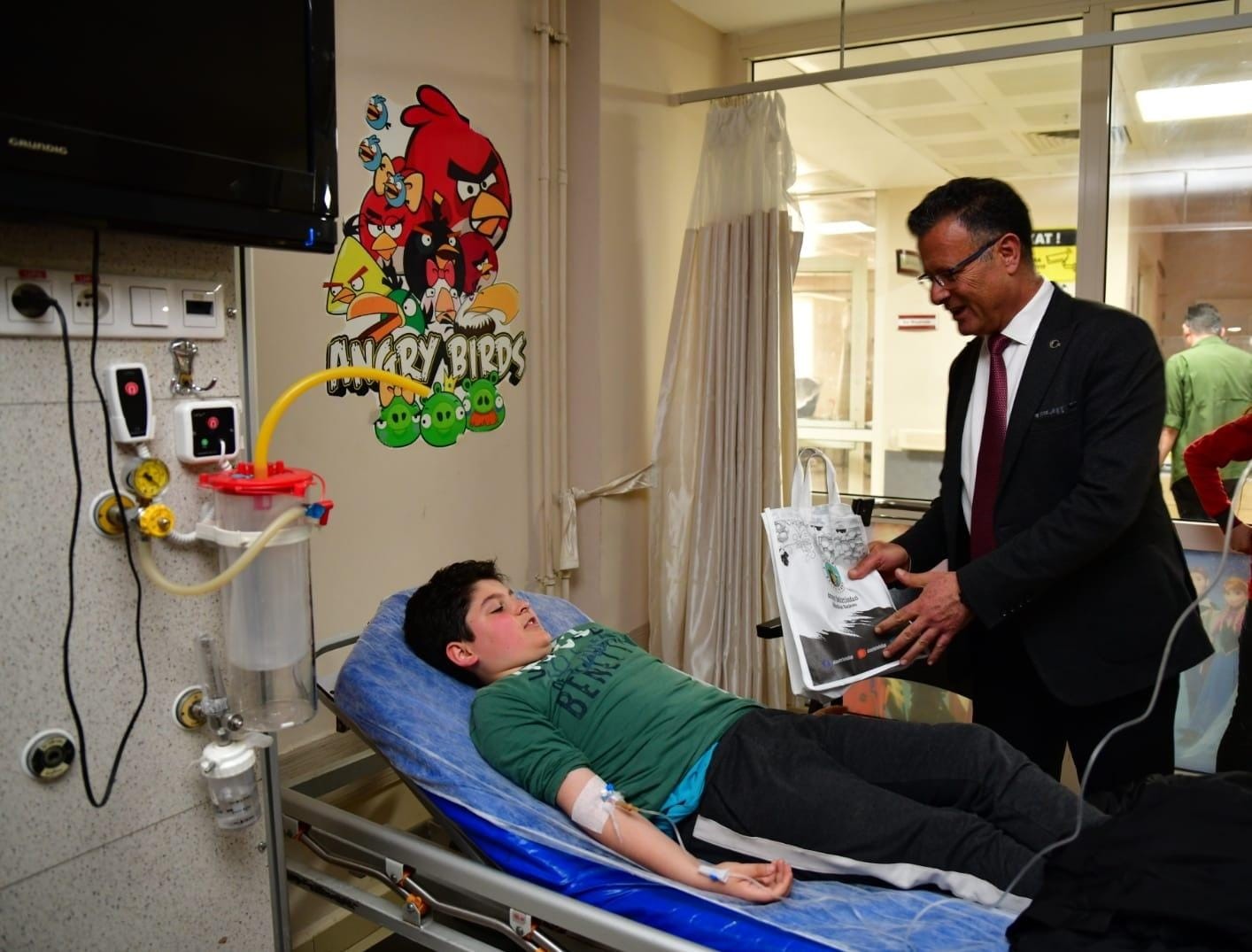 Başkan Öküzcüoğlu hastanede tedavi gören çocukların bayramını kutladı

