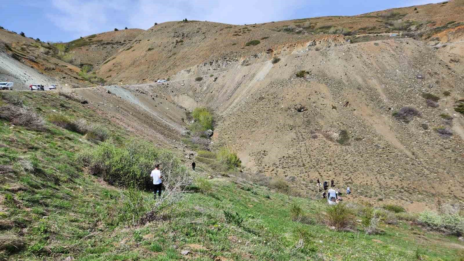 Otomobil yaklaşık 50 metrelik u&ccedil;urumdan taklalar atarak yuvarlandı