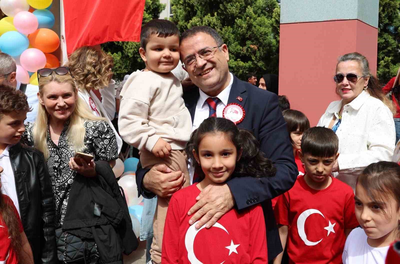 Derince’de öğrenciler dev Türk bayrağı açtı
