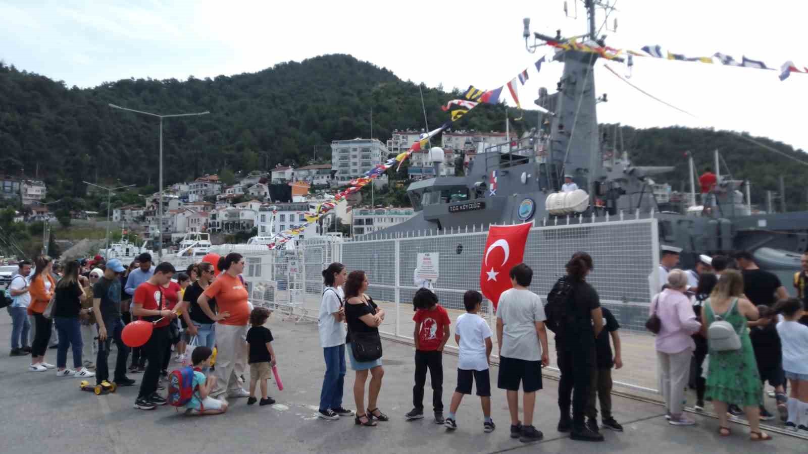 Halkın ziyaretine açılan askeri gemi ilgi gördü
