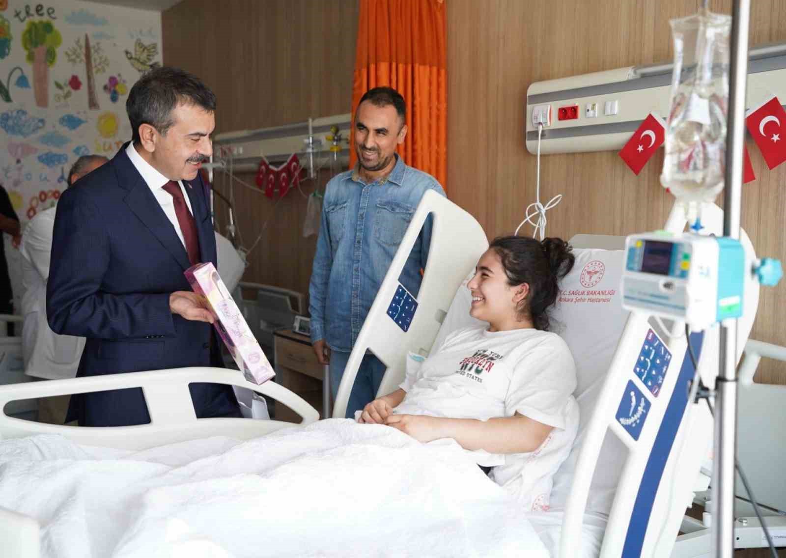 Bakan Tekin, Ankara’da hastane sınıfı ziyaret etti
