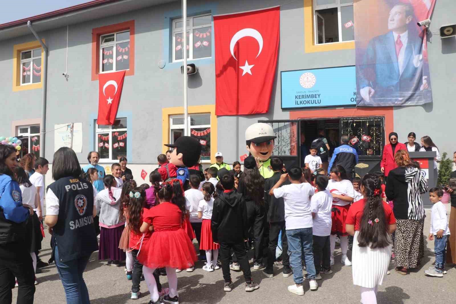 Polisler 23 Nisan’ı çocuklarla kutladı
