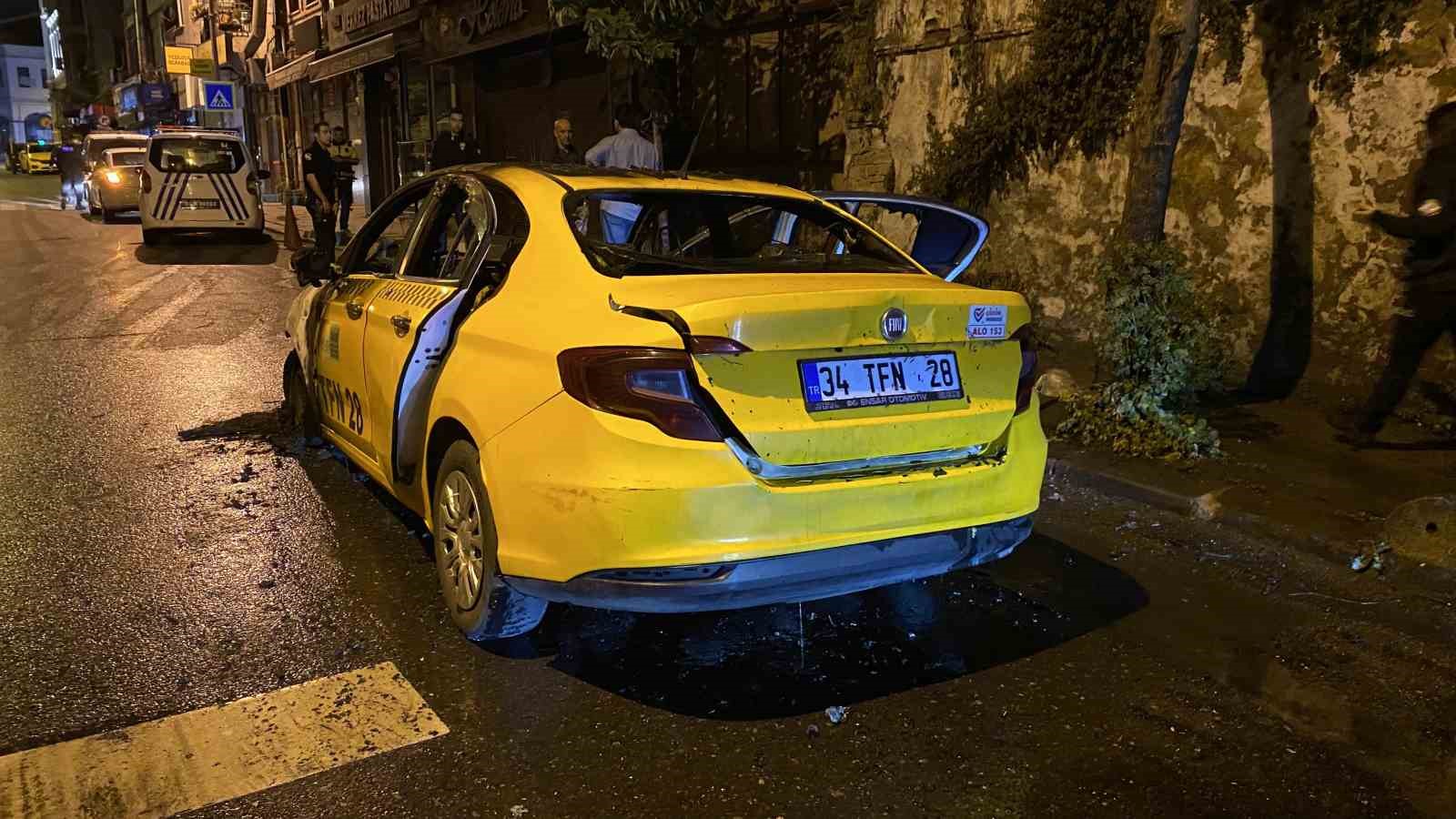 Fatih’te ticari taksi alev alev yandı
