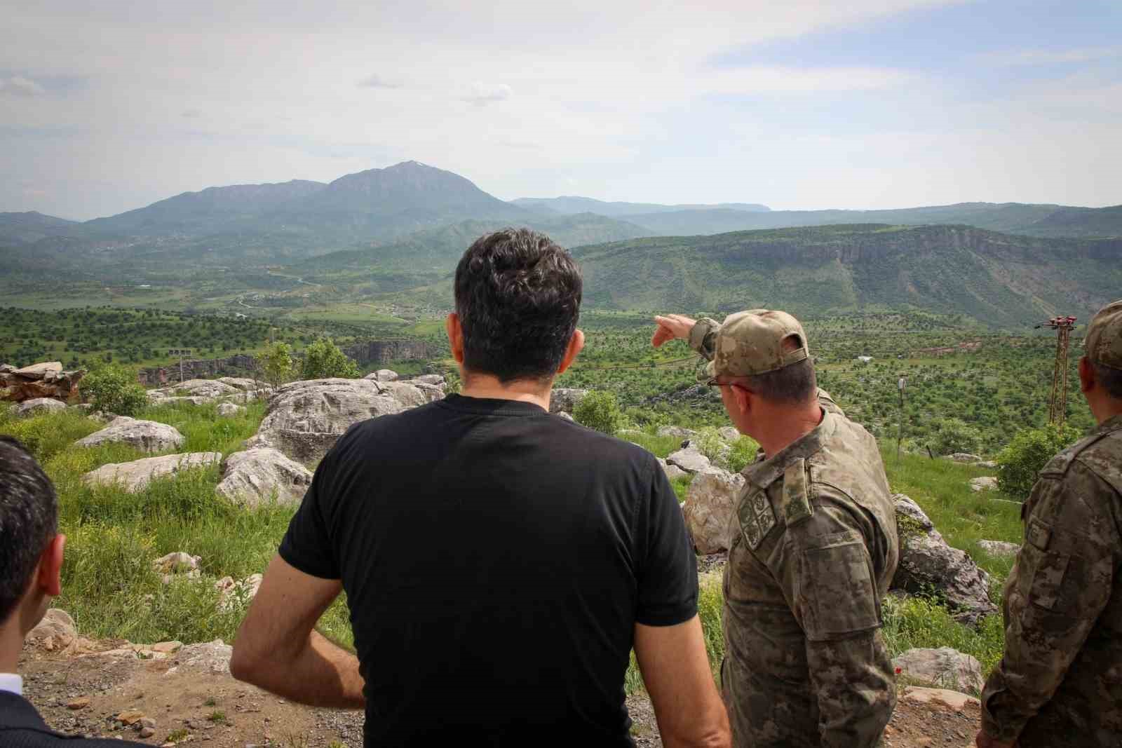 Vali Ali Çelik, sınır hattındaki üs bölgelerinde incelemelerde bulundu
