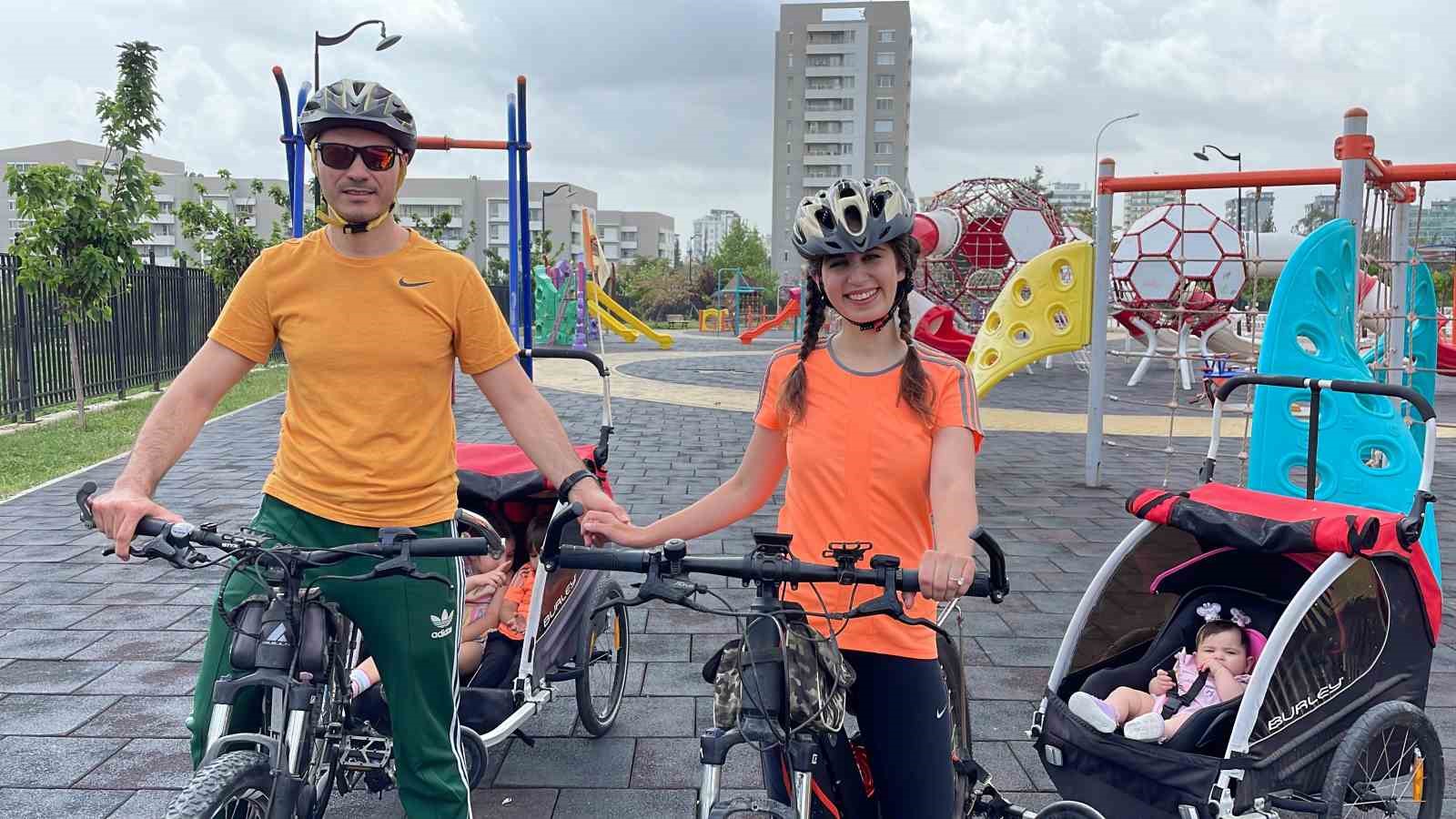 Adana’da 3 çocuklu çift her yere bisikletle gidiyor
