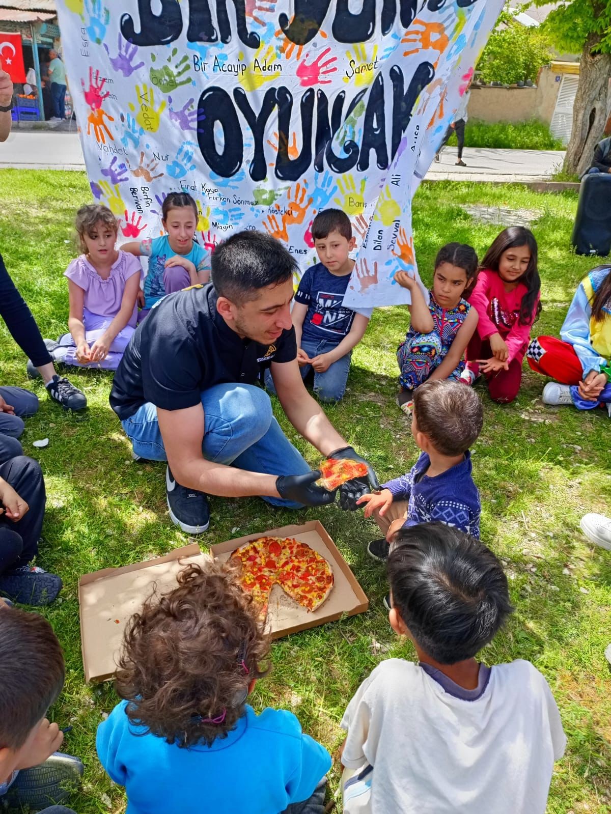 Parkta eğlenen çocuklara pizza sürprizi
