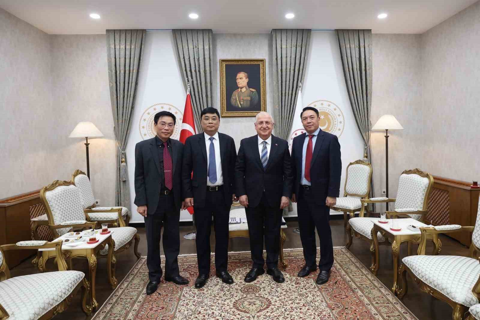 Bakan Güler, Vietnam Savunma Sanayi Başkanı Korgeneral Tuan’ı kabul etti
