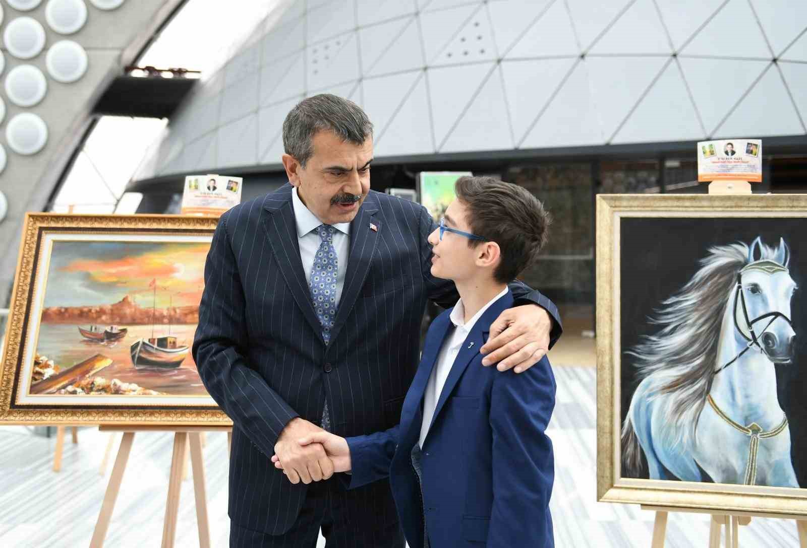 Bakan Tekin şehit polis memuru Hüseyin Gül’ün oğlu Talha’nın sergisini ziyaret etti
