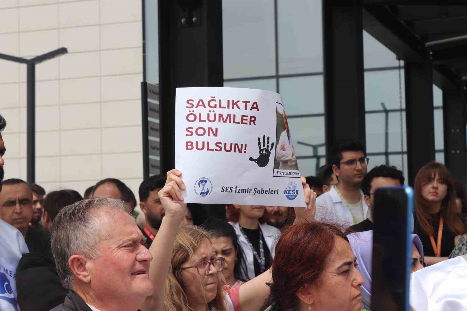 İzmir’de sağlık çalışanlarına şiddette meslektaşlarından tepki
