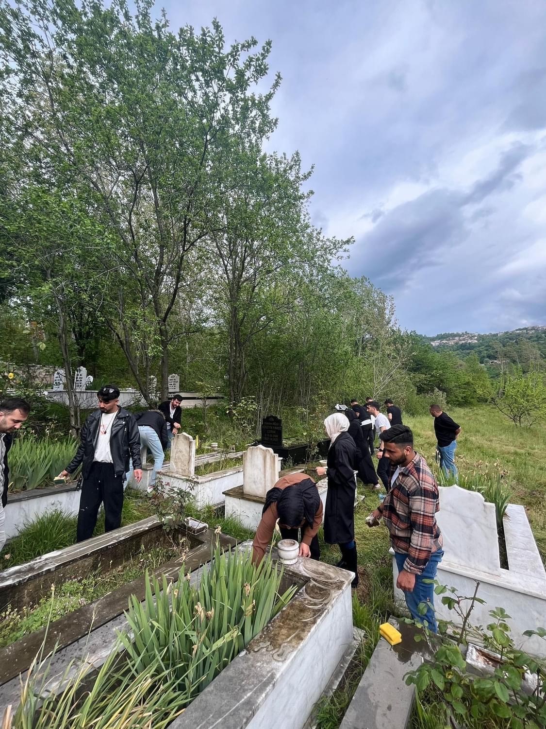 Üniversite öğrencileri mezar temizliği yaptı
