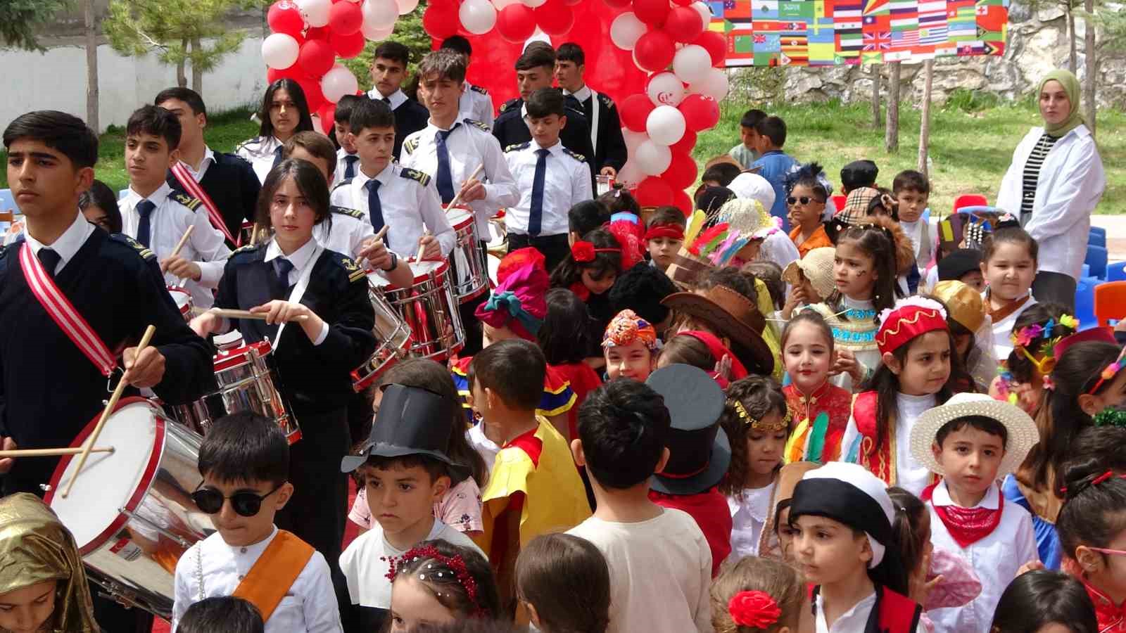 Bitlis’te 120 öğrenci 32 ülkenin kostümleriyle defile yaptı
