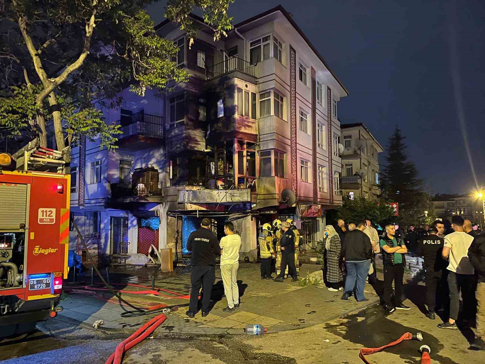 Ankara’da binanın girişindeki bakkalda çıkan yangın paniğe neden oldu

