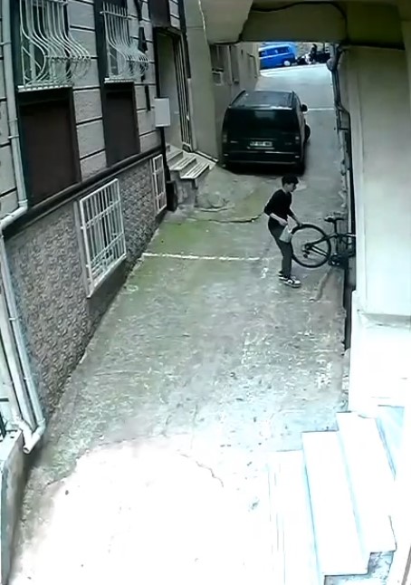 İstanbul’da hırsızlık anları kamerada: Biri oyun konsolu, biri çanta diğeri bisiklet çaldı
