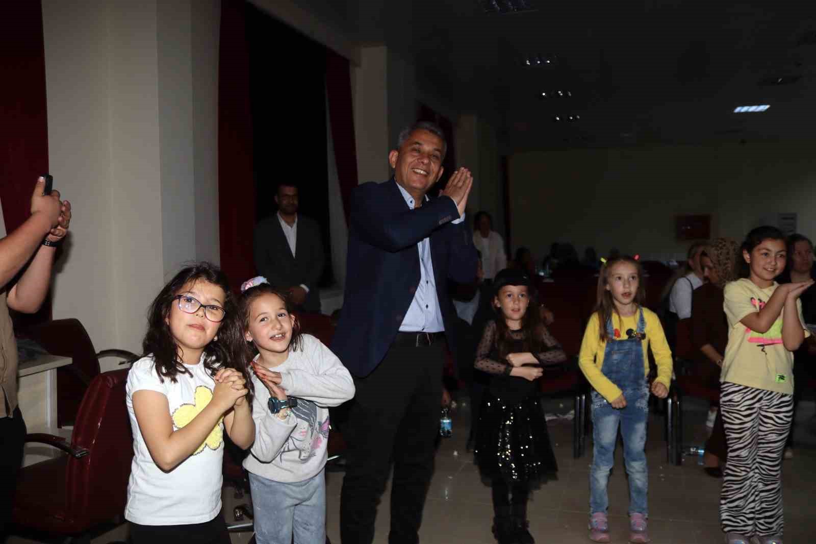 Başkan Hakan sinema etkinliğinde çocuklarla oyunlar oynadı
