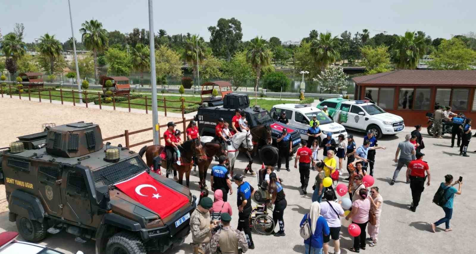 Adana’da engelli çocuklar polis araçlarına ve ata bindi 