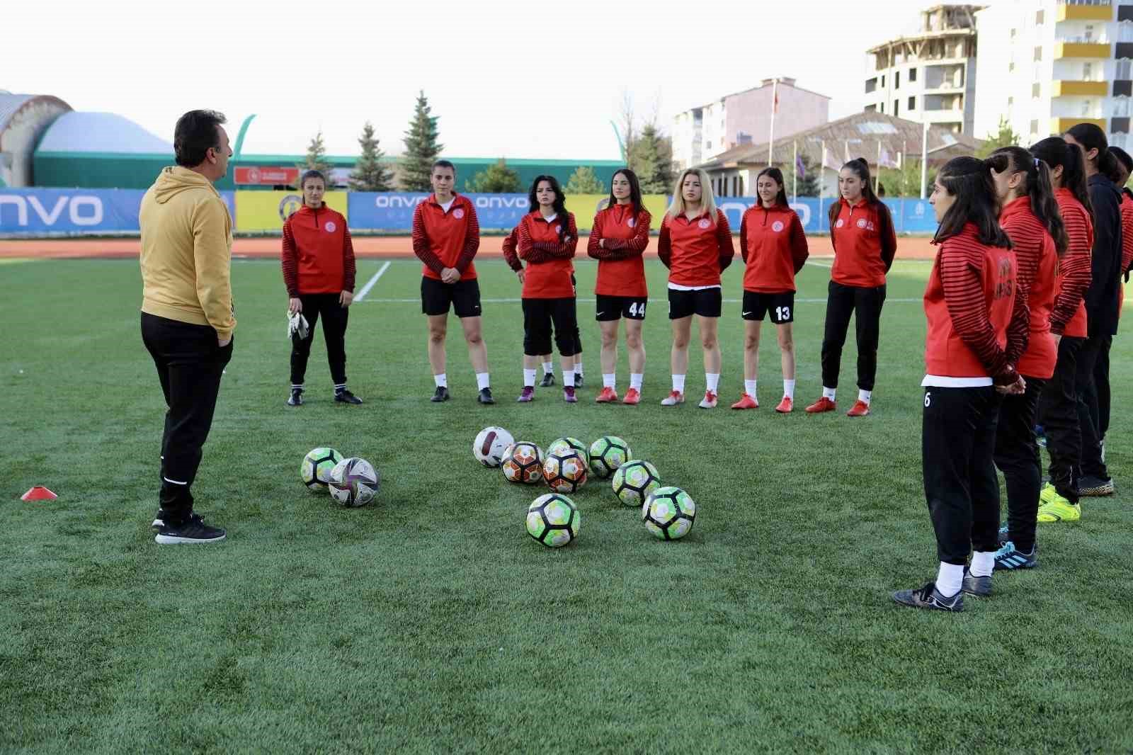 Önyargılara meydan okuyan Ağrı’nın tek kadın futbol takımı zirveye yükseliyor
