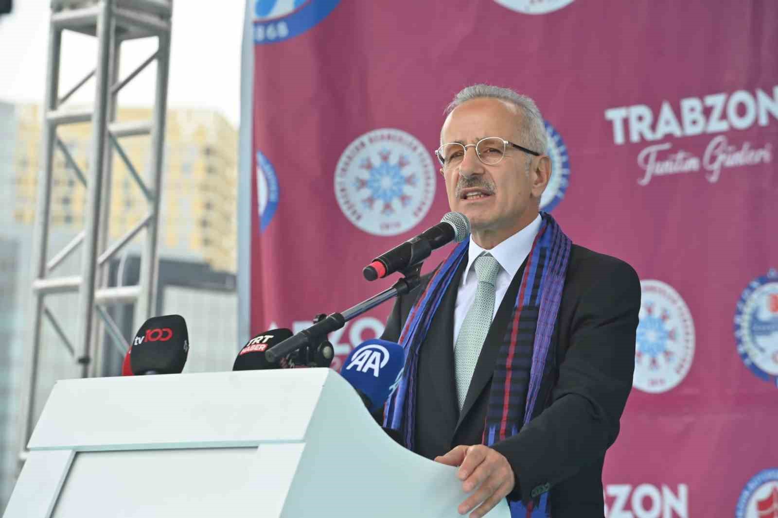 Bakan Uraloğlu: “Trabzon Hafif Raylı Sistem Projesi’ni hayata geçirecek protokolü de imzaladık”
