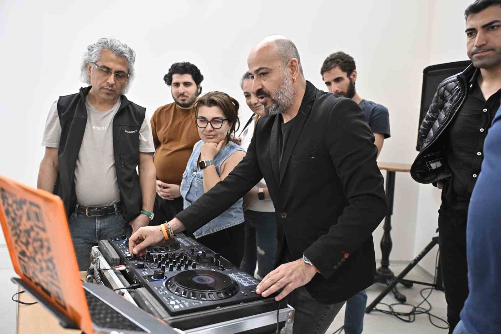 Muratpaşa’da DJ’lik kursuna yoğun ilgi
