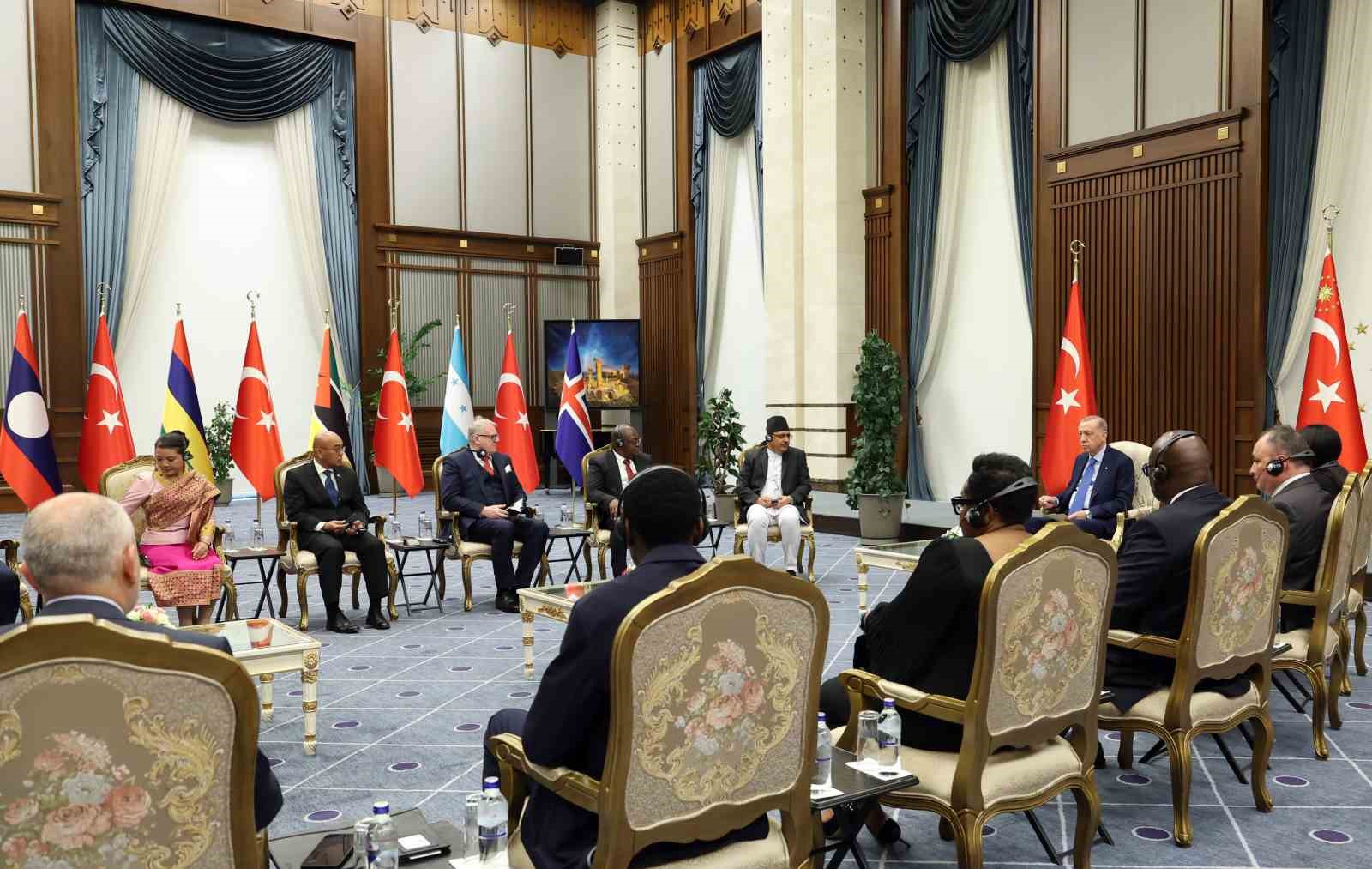Cumhurbaşkanı Erdoğan’a 7 ülkenin büyükelçisinden güven mektubu
