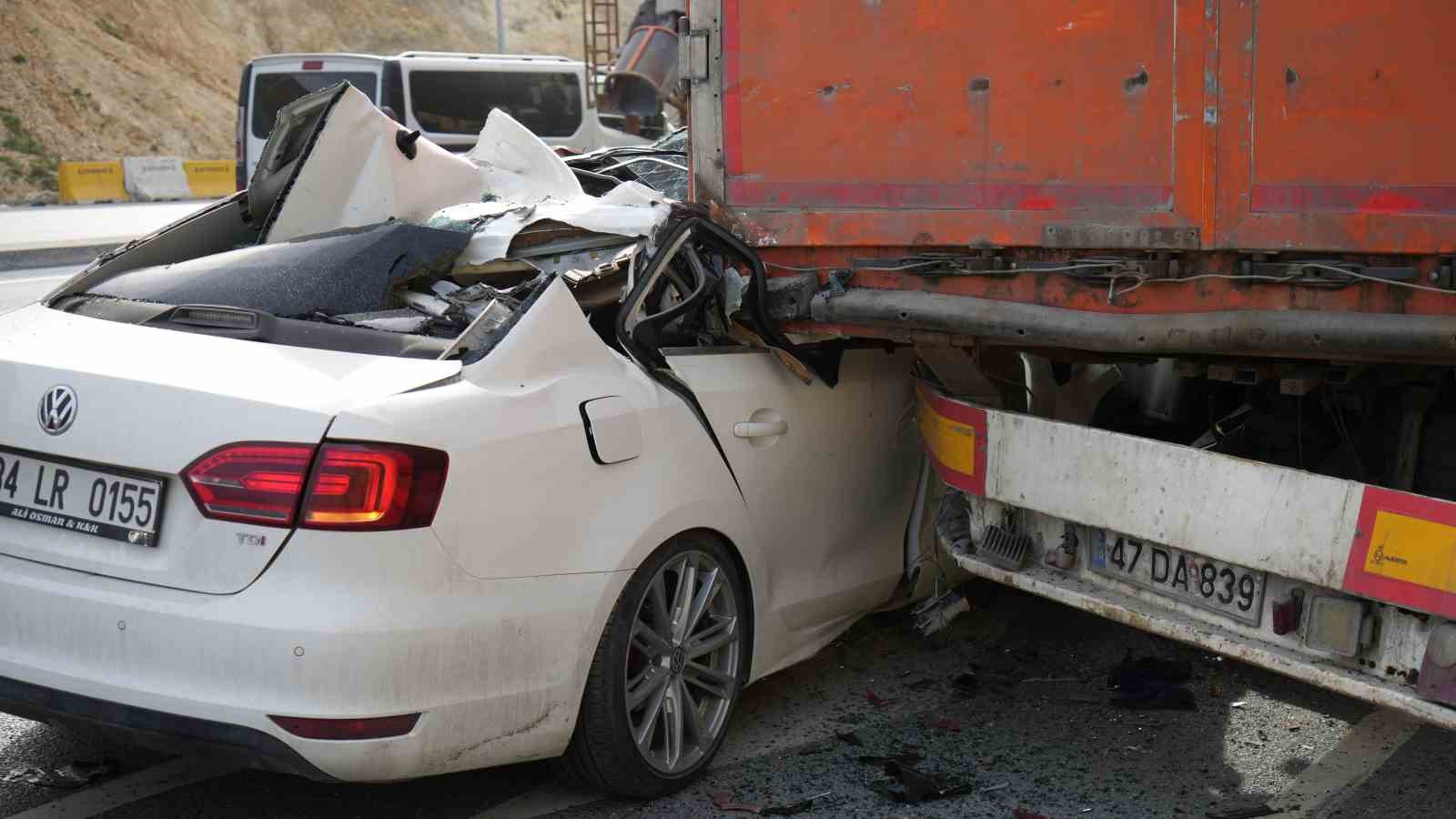 Arnavutköy’de kontrolden çıkan otomobil otoyolda duran tıra çarptı: 2 yaralı
