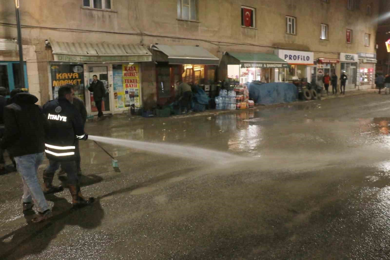 Diyadin’de caddeler tazyikli su ile yıkandı
