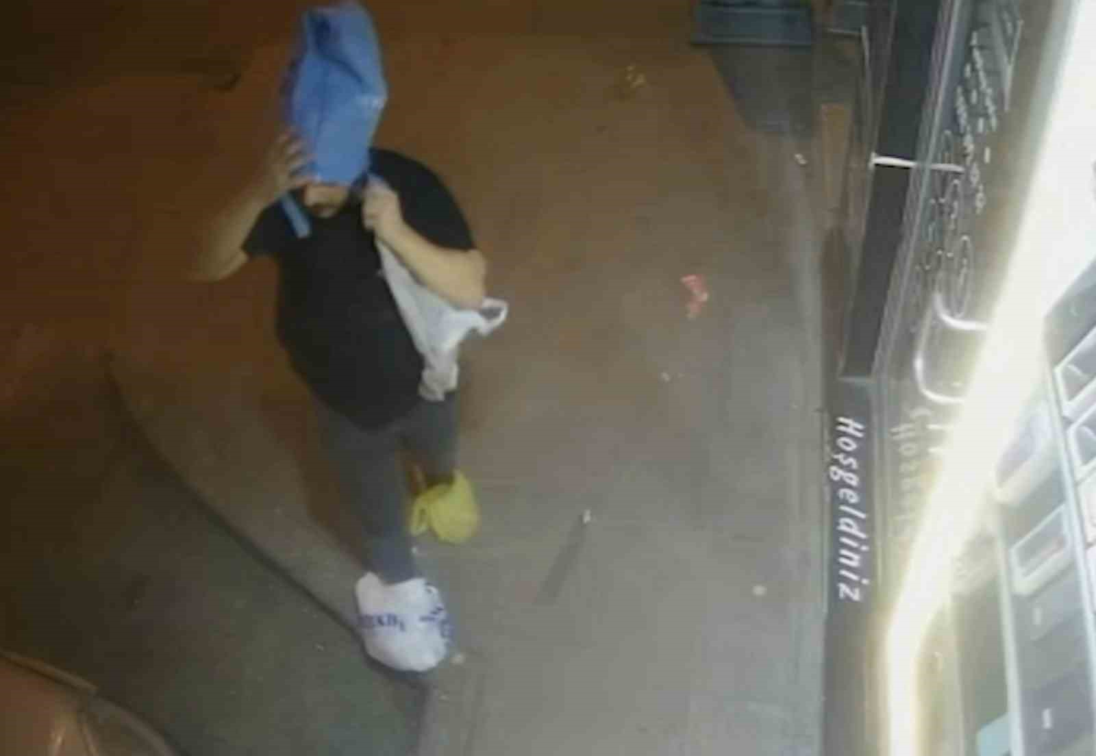Poşetle yüzünü ve ayaklarını saklamaya çalışan hırsız polisten kaçamadı: O anlar kamerada
